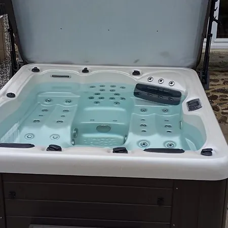Maison Rénovée Dans Le Bocage Normand Avec Jacuzzi Hébergement de vacances Canisy